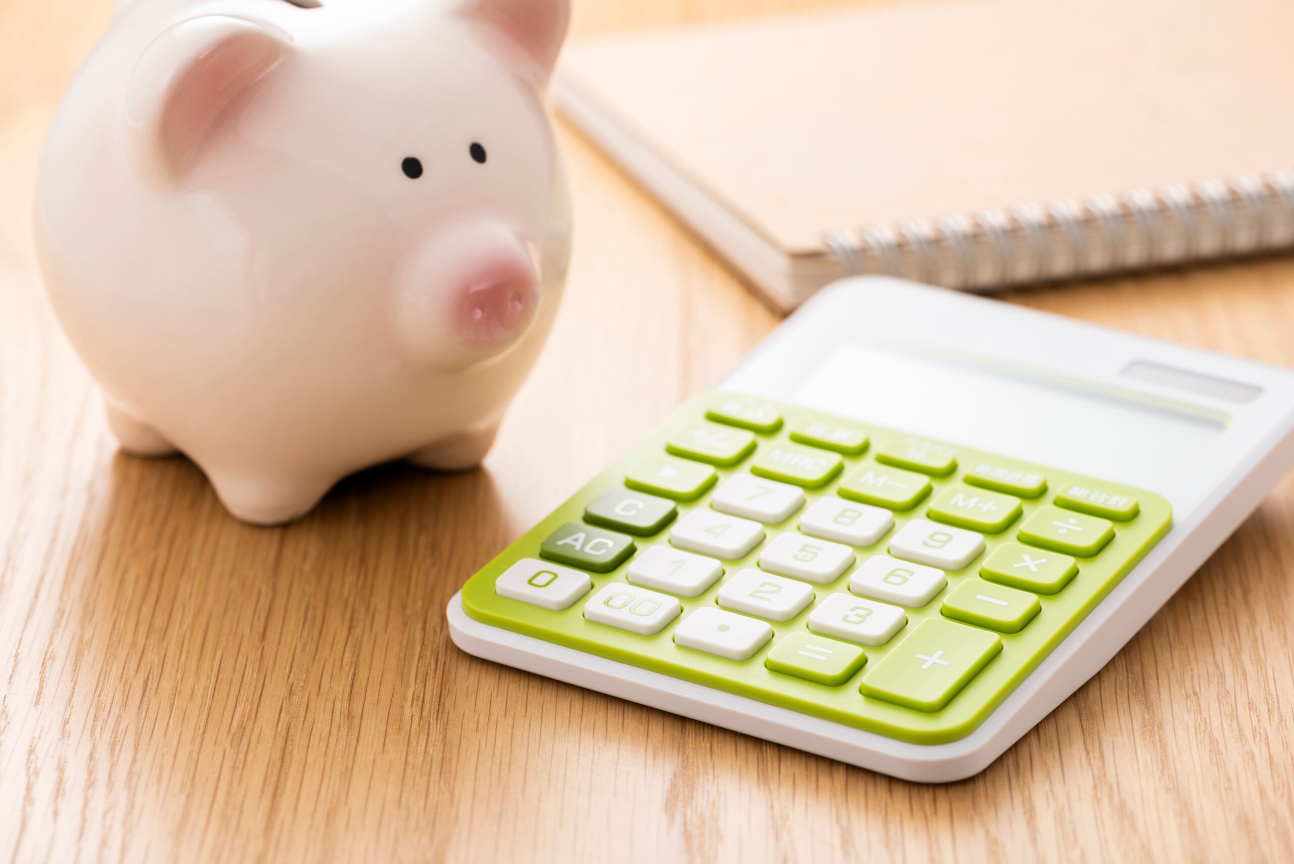 電卓と貯金箱の写真